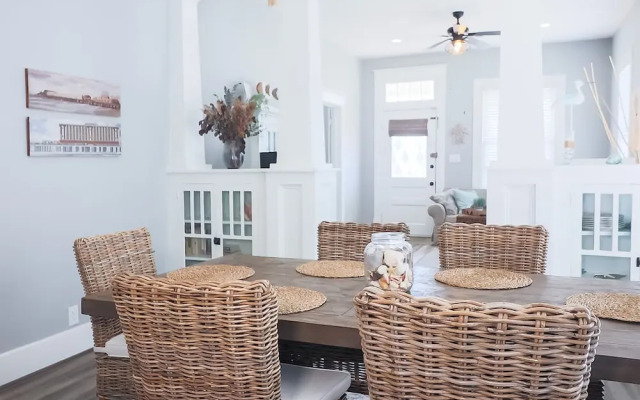 Vibrant Bungalow 2 Minutes to the Beach