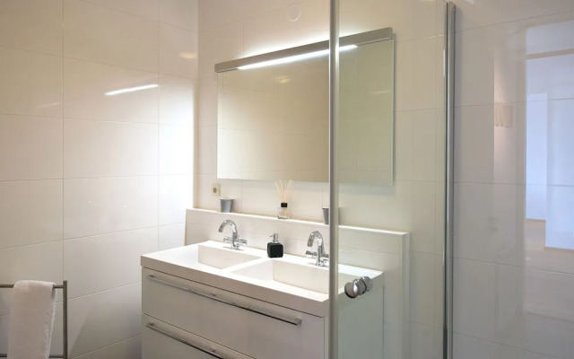 Sunlit Retreat With Balcony