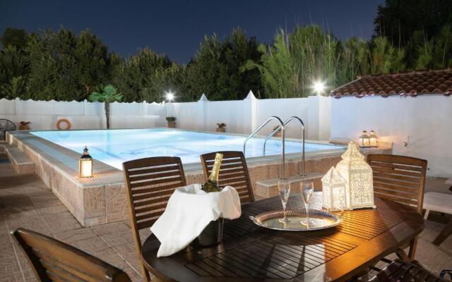 Villa Paradiso: Near beach, superb pool and garden