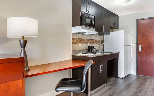 Days Inn & Suites by Wyndham Rocky Mount Golden East