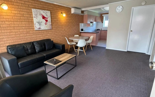 Blue Whale Motor Inn & Apartments