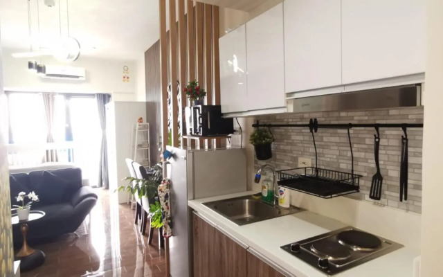 1BR balcony fast Internet Netflix in Makati Manila Air Residences