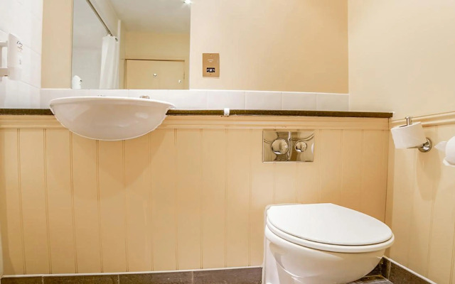 OYO The Bridge House Hotel