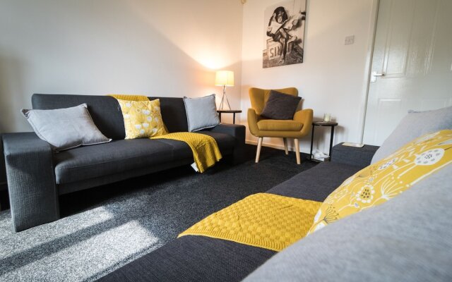 Ideal Home next to Queens Park, Manchester