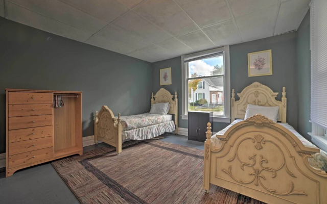 Manistee House w/ Deck: 1/2 Mi to Riverwalk!