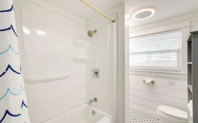 Galveston Vacation Rental: Deck & Central Location