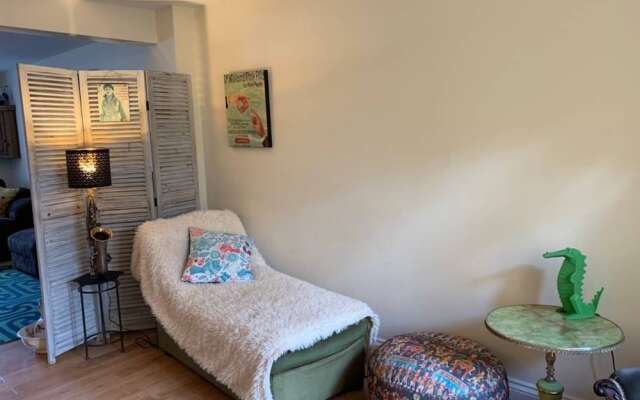 Stylish 2 Bedroom Home Near Bristol