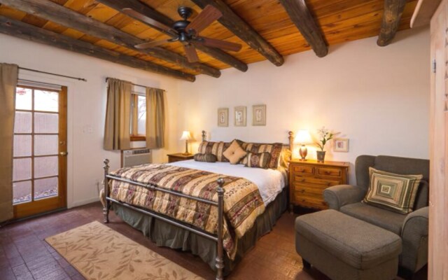 Old Santa Fe Trail - Walk Everywhere, Kiva Fireplace, Amazing Natural Light