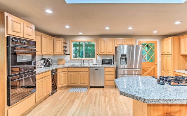 Cozy Washington Escape Near Hiking & Golfing!