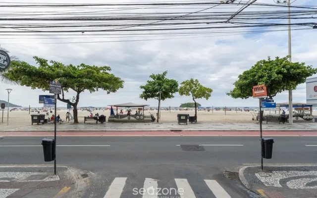 2 Bedroom apt 100m From th Central Beach BC Edg402