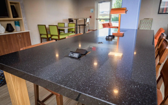 Holiday Inn Express and Suites Modesto by IHG