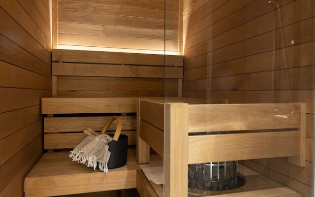 2ndhomes Stunning 3BR Apartment w Sauna