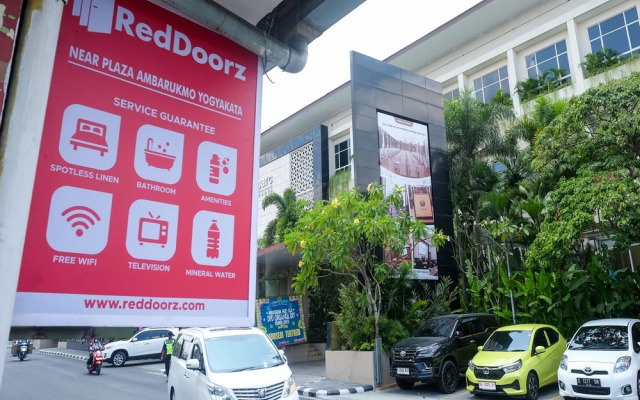 RedDoorz near Plaza Ambarrukmo Yogyakarta