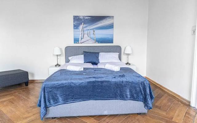 2BR Apartment Steps From AKH Center
