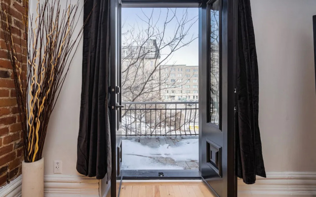 Downtown Luxe - Parking, Metro, King Bed, Sleeps 6