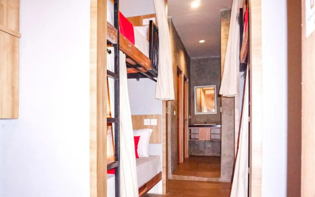 RedDoorz near Lippo Mall 2