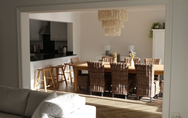 Camps Bay Holiday Home - Walk to the Beach