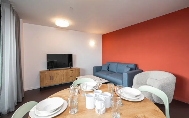 Stylish Three-bedroom Apartment in Poplar