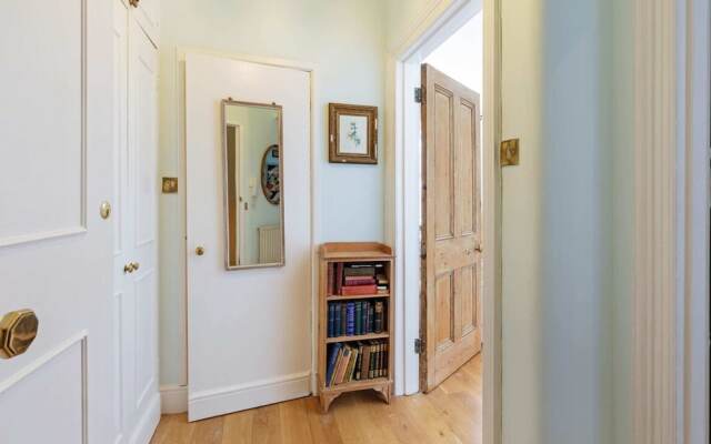 Gorgeous 1 Bedroom in Earl's Court With Vintage Furniture