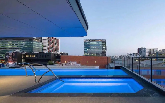 2BR Utopia Fortitude Valley Pool Rooftop King bed