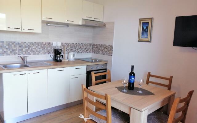 Apartments and Room Caric