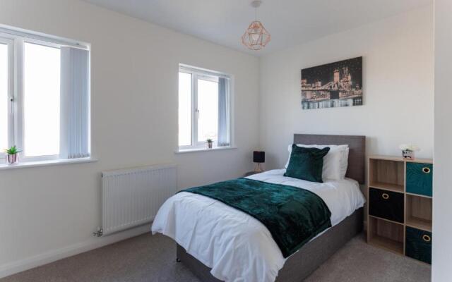 Air Host and Stay - 3 Bedroom new build sleeps 8 minutes from LFC free parking 16