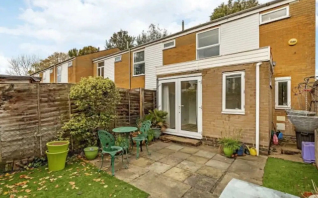 Charming 2 Bedroom Home in South London With Garden