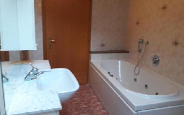 Mandarda stile rustico 6/8 letti