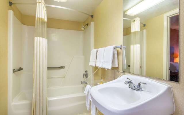 Days Inn by Wyndham Lake City I-10