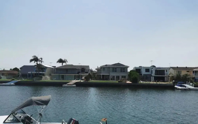 Serviced Waterfront Whole Villa Sydney