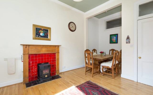 Lovely New Town 2 Bedroom Flat With Fireplace
