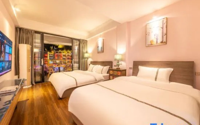 Xiaoshuchuan Riverside View Guesthouse (Zhenyuan Ancient Town)