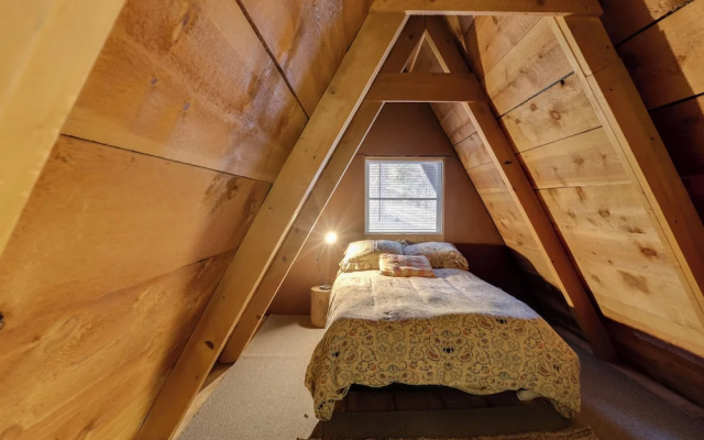 Quaint + Rustic A-frame < 5 Mi to Plumas-eureka!