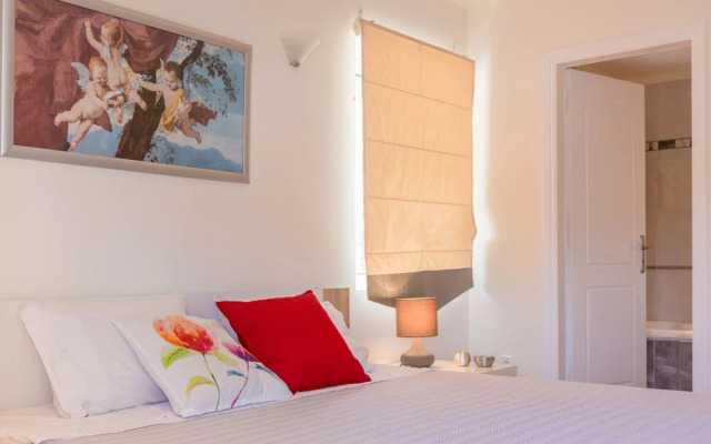 Santa Barbara lux studio in Marathonas