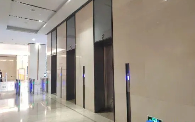 Lanuo Light Luxury Hotel (Erqi Wanda Chuangfu Xincheng Branch)