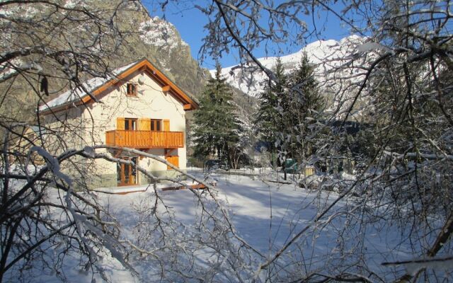 Modern Chalet with Swimming Pool and Sauna in Venosc