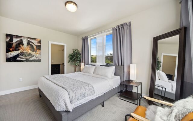 Swanky Townhome Near Old Town, Breweries and River