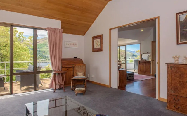 Libra Lake View Villa