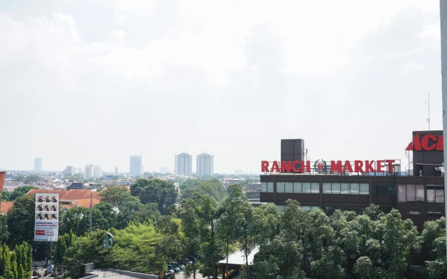 Elegant 1BR Veranda Residence @ Puri Apartment by Travelio