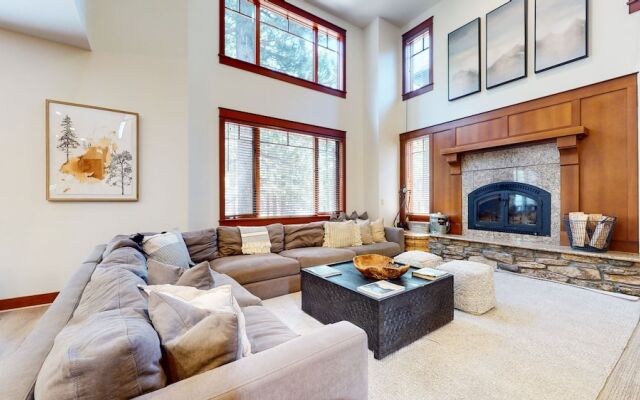 Timbers 6 Updated and Pet-Friendly, Private Jacuzzi, Private Garage by RedAwning