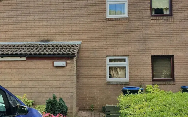 17 Spring Close Service Apartment
