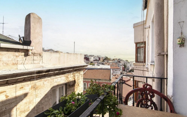 Modern Apartment With Stylish Interior in Beyoglu