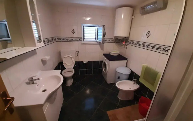 Cozy Apartments With Private Balcony Vinisce