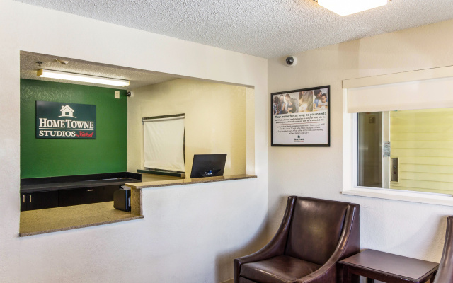 HomeTowne Studios by Red Roof Houston - West Oaks/ Energy Corridor
