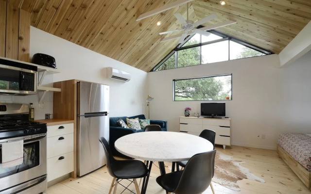 1BR SoCo Treehouse Studio by RedAwning