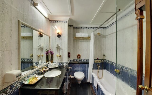 Hotel Babylon International