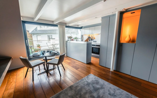 Luxurious 1BR Apt w Prkg & Jacuzzi Btub