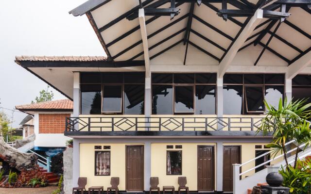 OYO 1852 Intan Bromo Homestay