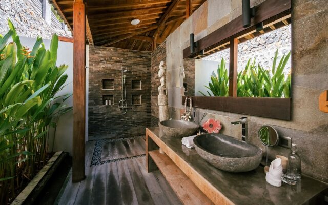 Palatial Wooden Villa, 4br, Lovina
