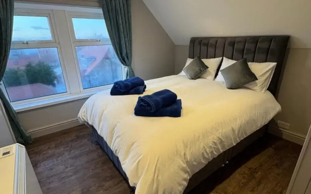 Near Beach - Sea View - Sleeps 6 - Parking